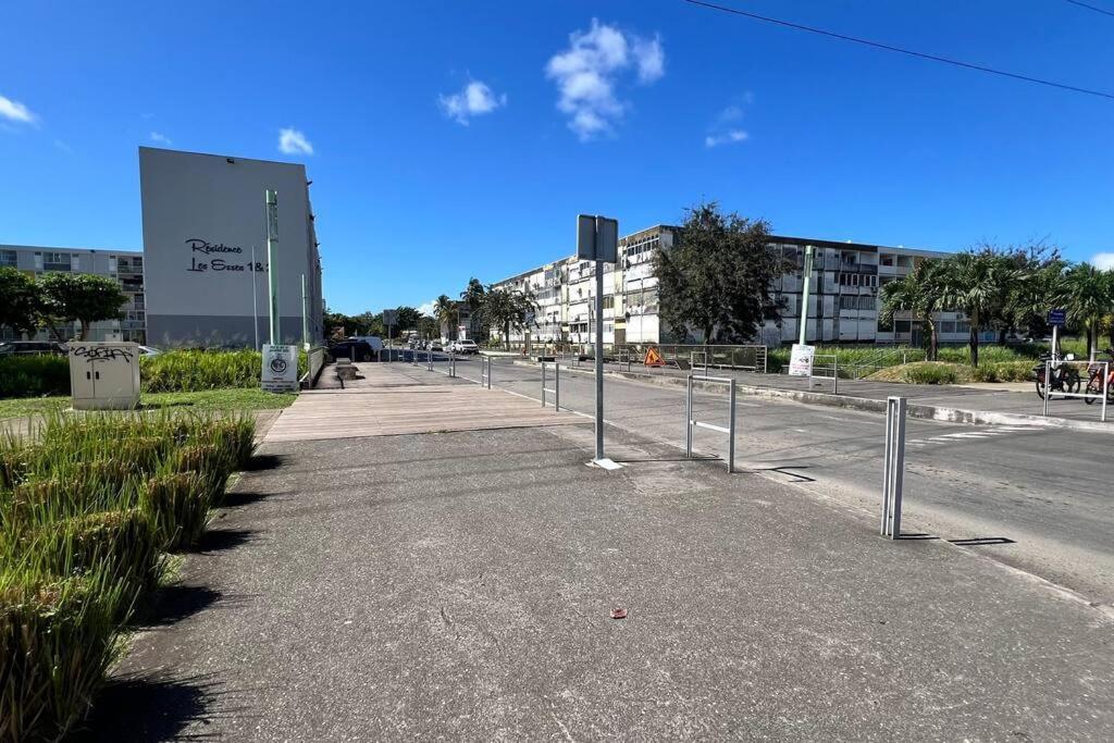 Appartement Proche Aeroport Au Rez-De-Chaussee ليه أبيم المظهر الخارجي الصورة
